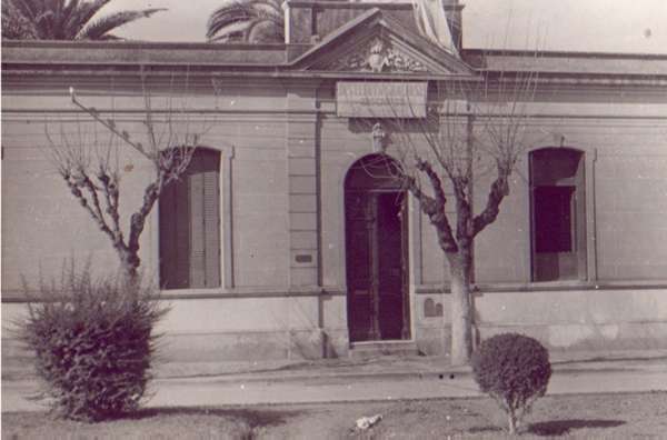 Diario Accion de General Rodriguez, politica, actualidad, noticias e informacion, personalidades e instituciones, policiales, galerias de fotos; historia de General Rodriguez, sus origenes, edificios, estancias, habitos y costumbres, anecdotas, comercios e industrias, los fundadores, antiguas instituciones, fotos e imagenes; suplementos especiales: la crisis politica, economica y social de la Argentina, los acontecimientos de Diciembre de 2001, articulos y entrevistas; Emigracion: toda la informacion destinada a aquellos que desean emigrar, radicarse o estudiar en el exterior, visas, pasaportes, consejos, guias, informacion util, links; Trueque: novedades e informacion, links, estructura del trueque; el casamiento de Maxima Zorreguieta y el principe Guillermo Alejandro de Holanda; Guerra de Afganistan: galeria de imagenes e informacion sobre la primera guerra del siglo XXI; el atentado a las torres Gemelas de Nueva York y dscripcion del hecho que conmovio al mundo; Empleo: consultoras, clasificados, agencias de empleo, consejos e informacion util, curriculum vitae, como confeccionarlos, noticias de actualidad; 
Los numeros de la crisis: Las consecuencias de la crisis politica, economica y social; estadisticas, pobreza, desnutricion, salud y asistencia; noticias regionales y provinciales, columnas y editoriales; informacion para negocios: pymes, links, empresas y negocios; Agenda Cultural con toda la informacion de cursos, universidades, talleres, escuelas y oportunidades, exposiciones de arte de la region; buscadores en Internet, Enlaces: links a los mejores sitios de educacion, cultura, arte, biografias, politica, interes general, web, Links del Diario Accion: RMS Titanic, su historia, su tragico viaje inaugural; historias, testimonios, documentos y articulos sobre el naufragio; links y sitios sobre el tema; la pelicula de Cameron, fotos e imagenes; suplementos especiales y muchisimo mas