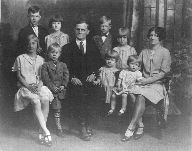 Photo of Dessie and Joe Smith Family, Spring 1928.