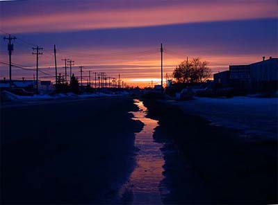 Auringonlasku 76. avenuen ja 50. streetin kulmassa