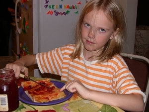 Hilla sy� Eeliksen leipomaa pannukakkua