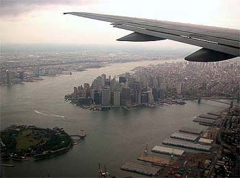 Manhattan. Jotenkin siin� kaarrellessa odotti koneen kohta t�rm�v�n johonkin korkeimmista tornitaloista... New York 12.9.03
