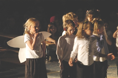 Shakespearen 'Kes�y�n unelma' py�rii Garneau Schoolissa 7.5.-04