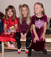 Sofia, Anabel ja Hilla Suomi-kerhon pikkujouluissa 7.12.-03