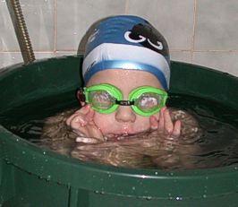 Eelis uudessa kylpypaljussa. Espoo, joulukuu 2007