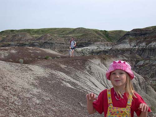 Perheretkell� Royal Tyrrell -museon Badlands-lenkill� (Alberta, Drumheller 2.8.03)