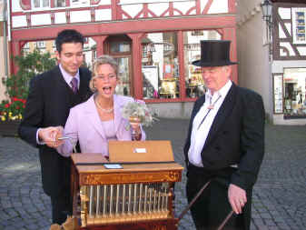 Alex und Susanne k�nnen auch auf dem Leierkasten gemeinsam spielen