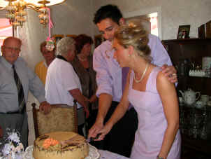 Anschnitt der Torte durch das Brautpaar in Hachenburg