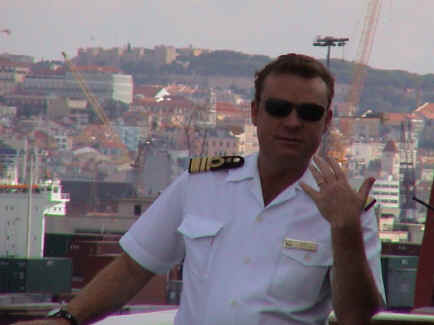 Kapit�n Ignazio Giardina auf der Br�cke der Costa Marina in Lissabon