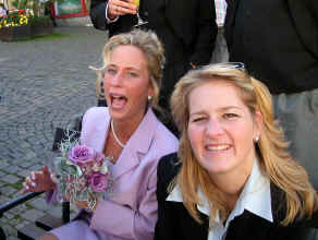 Kasi und Susanne lachen gemeinsam auf dem Marktplatz von Hachenburg