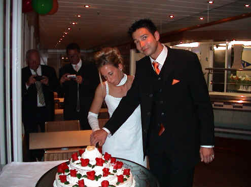 Alexander und Susanne beim Anschneiden der Torte