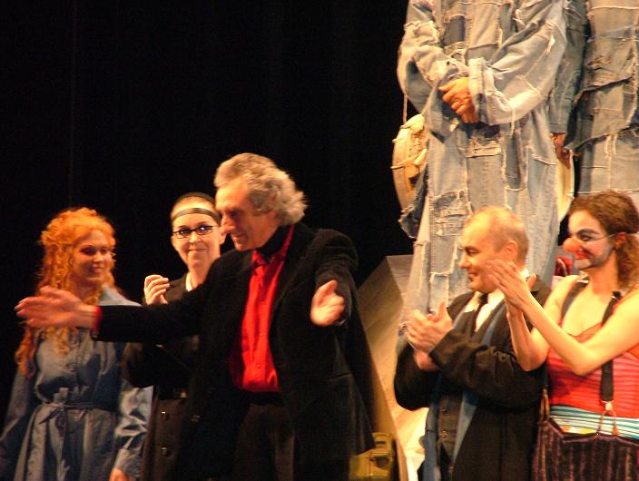 Ketil Hvosleff tar imot applaus for sin opera Barabas 22.4.2004 Den Norske Opera. Foto: Henning H�holt