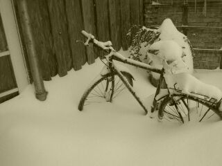 min uundv�rlige cykel sneet inde (i Marts m�ned tror jeg nok)