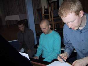 Mikkel, Allan og Michael samlet ved flyglet inden det g�r l�s