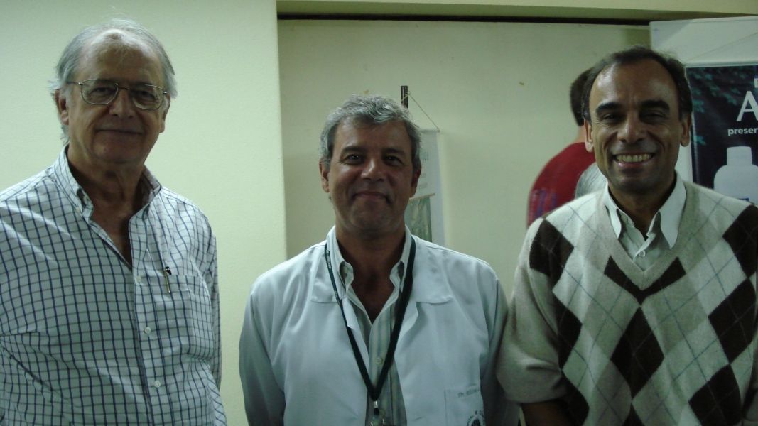 VII Simp&oacute;sio M&eacute;dico Acad&ecirc;mico de Homeopatia da Unicamp: os palestrantes Durval Checchinato, Milton Lopes e Ariovaldo Ribeiro.