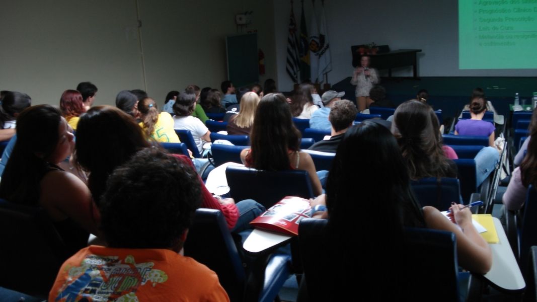 VII Simp&oacute;sio M&eacute;dico Acad&ecirc;mico de Homeopatia da Unicamp: o p&uacute;blico no Anfiteatro 1 da FCM/Unicamp.