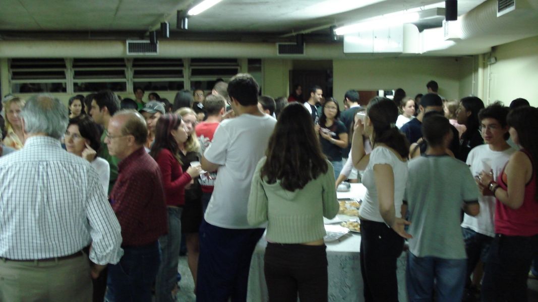 VII Simp&oacute;sio M&eacute;dico Acad&ecirc;mico de Homeopatia da Unicamp: o p&uacute;blico no sagu&atilde;o durante o intervalo.