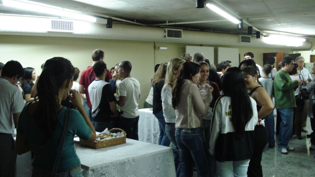 VII Simp&oacute;sio M&eacute;dico Acad&ecirc;mico de Homeopatia da Unicamp: o p&uacute;blico no sagu&atilde;o durante o intervalo (2).