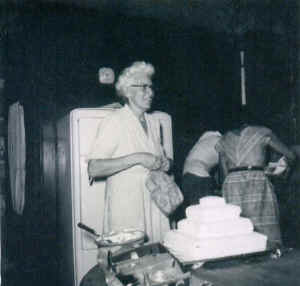 cake2.jpg (28759 bytes)