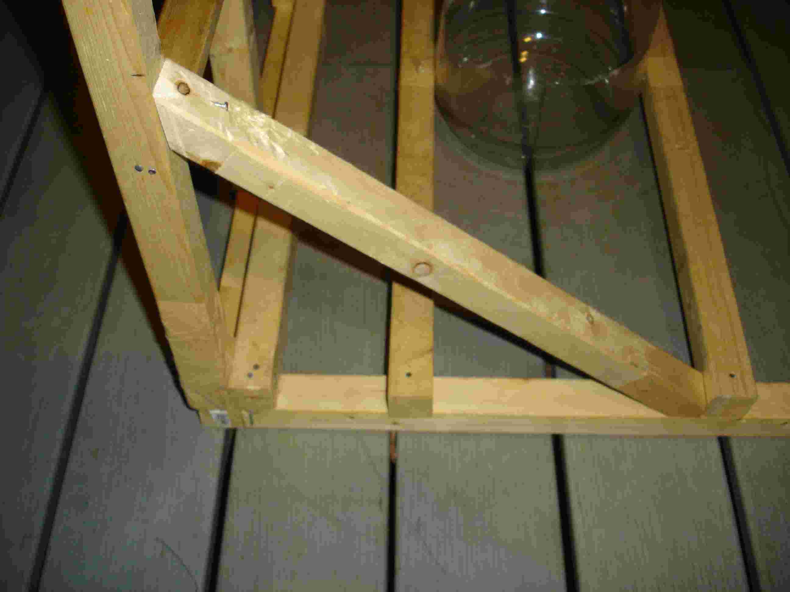 Diagonal
supports from the base to each upright