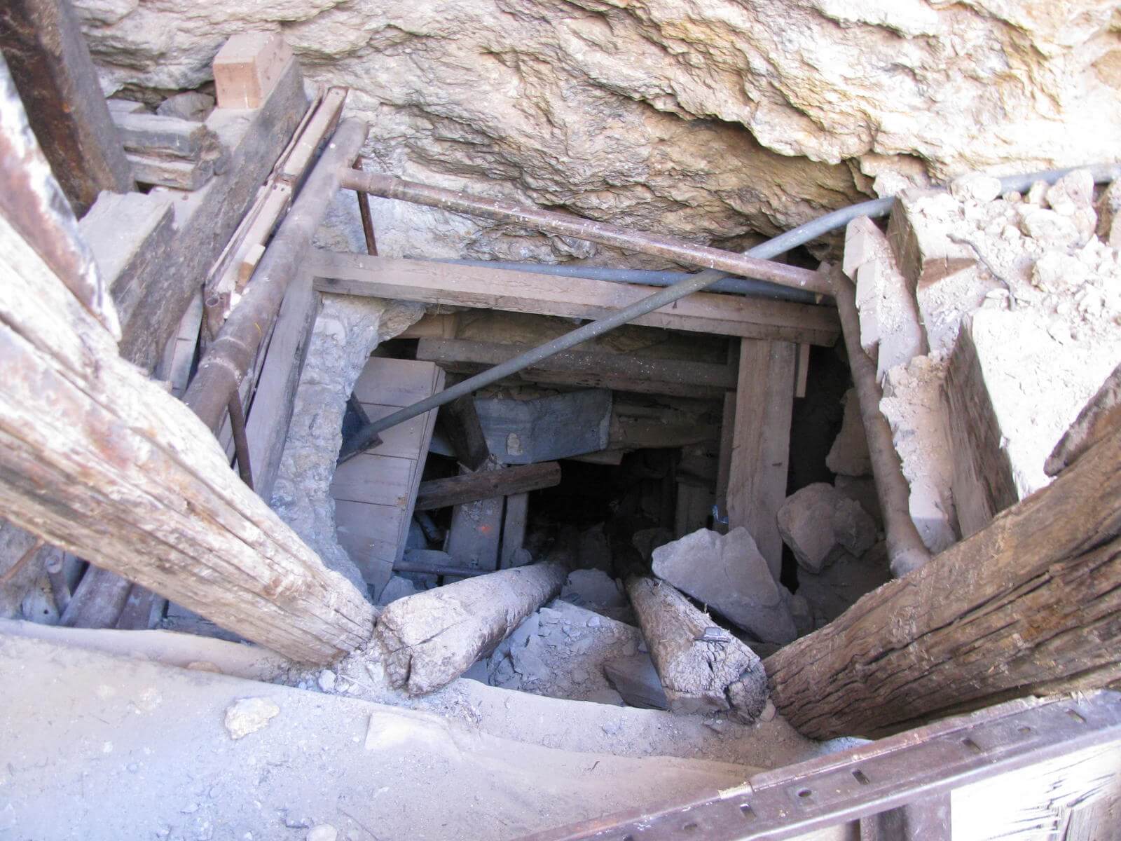 http://www.geocities.ws/hopart/2022ZZZ/organ-mountains-mod-mineshaft.jpg