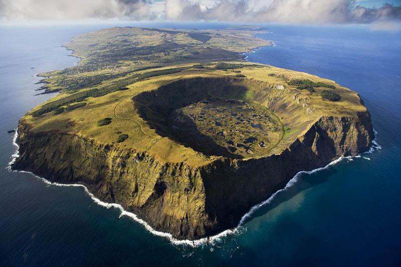 rano-kau-volcano-in-rapa-nui-n.JPG (800&times;532)