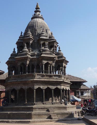 http://www.geocities.ws/hopart/PHOTO/OUTASIGHTE/STUPAS4-patan-durbar-sq.NEPAL.JPG