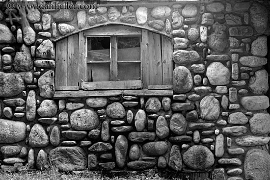 http://www.geocities.ws/hopart/PHOTO/OUTASIGHTE/stone-wall-n-window.JPG