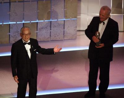 Dino De Laurentiis receives the Irving G. Thalberg Memorial Award from Sir Anthony Hopkins, right, during the 73rd annual Academy Awards Sunday March 25, 2001 in Los Angeles. Photo by Kevork Djansezian (AP)