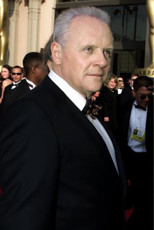 British actor Anthony Hopkins arrives at the 73rd annual Academy Awards at the Shrine Auditorium in Los Angeles, March 25, 2001./Andrew Winning (Reuters)