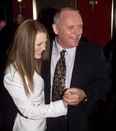 Actors Julianne Moore and Anthony Hopkins dance for photographers as they enter the Ziegfeld Theater for the premiere of the movie 'Hannibal' in New York City February 5, 2001. The two star in the movie.  Photo by Ray Stubblebine (Reuters)