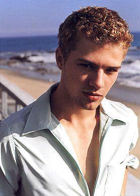 Scroll down for more pix of Ryan Phillippe!!