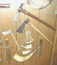 BowieTomahawkhorns.jpg (32647 bytes)