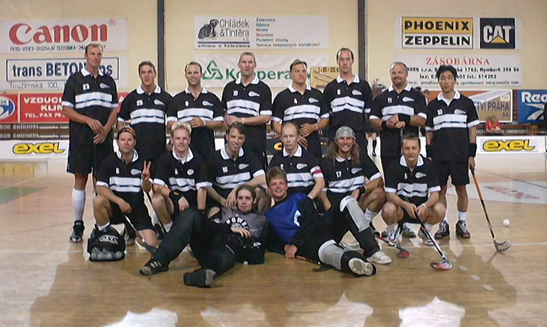 HSK-Den Haag: The full squad in their new EXEL jerseys. Back: Jari, Kari, Ken, Ossi, Lassi, Johan, Dan, IL Shik. Front: Erik, Bert, Norman, Simo, Antero, Mark. Goalies: Christian, Arjan.