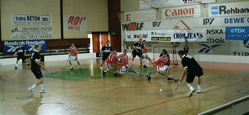 HSK-Den Haag: Ossi Karjalainen in an attempt to shoot on goal