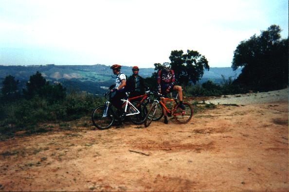 ED, FS e HS numa breve pausa com o Vale dos Barris como paisagem