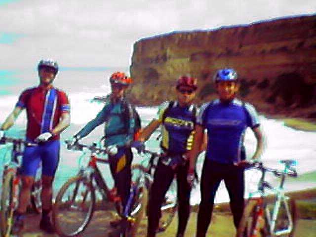 Foto de grupo junto � Praia da Foz. Da esquerda para a direita: JC, FS, HS e LP