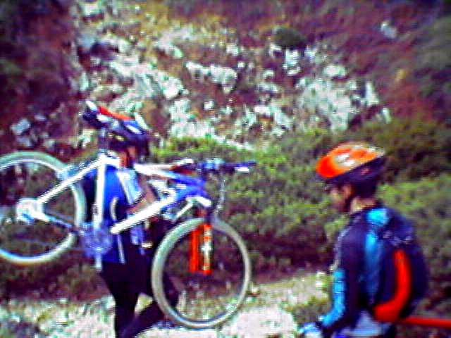 Em determinadas passagens os pap�is invertem-se...LP com a bike �s costas, FS aguarda a sua vez