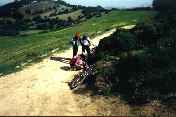 FS, HS e ED a arranjar o pneu furado na bike do ED