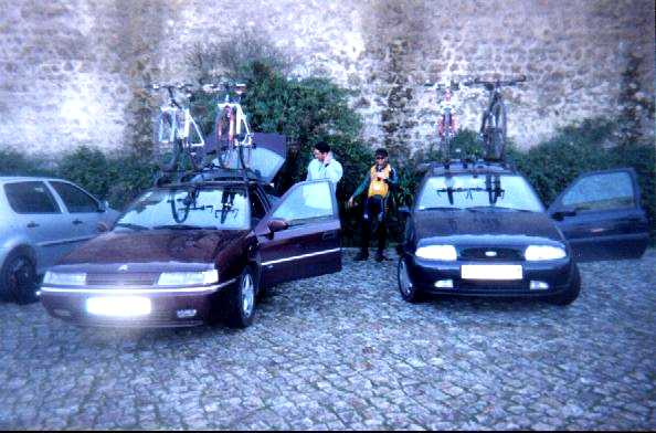Os carros do LP e PR, carregados de bikes na chegada ao Castelo de Palmela