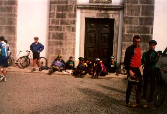 O Grupo Homini Velox descansando � porta da Igreja