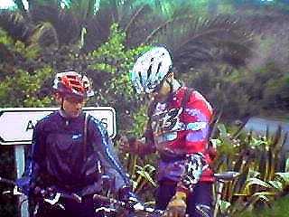 HS e ED a observar os quilos de lama nas bikes
