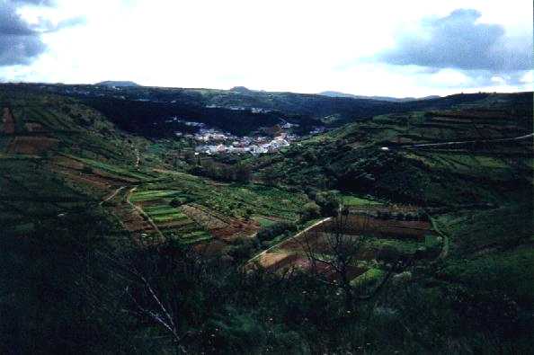 Vista panor�mica de um dos muitos vales da zona