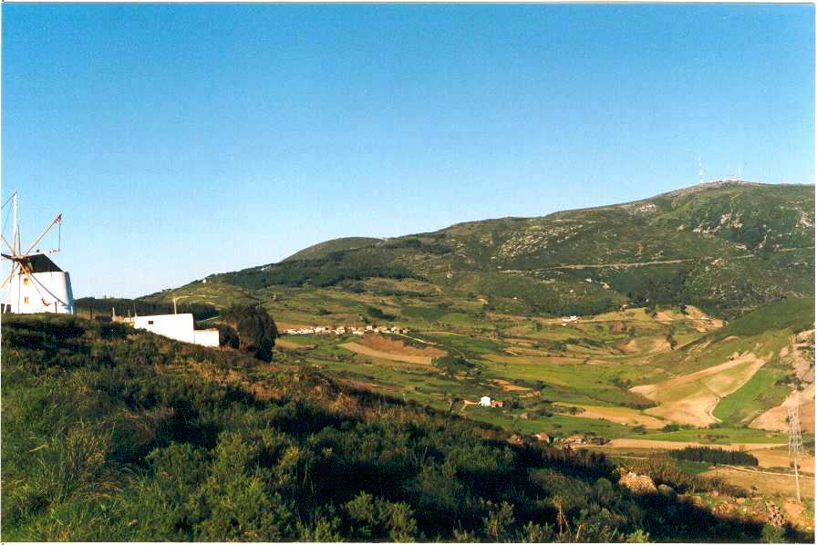 Vista panor�mica da zona com a imponente presen�a da Serra de Montejunto