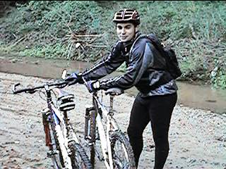 HS segurando as bikes