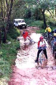 Mais uma ribeira no percurso, note-se o jipe que fechava o grupo... at� eles se divertiram !!