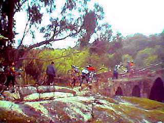 Um dos muitos momentos interessantes do passeio... travessia de uma espectacular ponte romana
