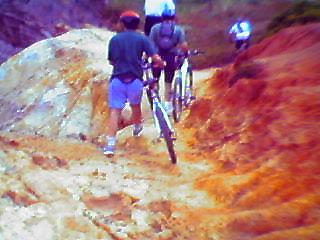 A subir as escarpas da Praia de S. Louren�o
