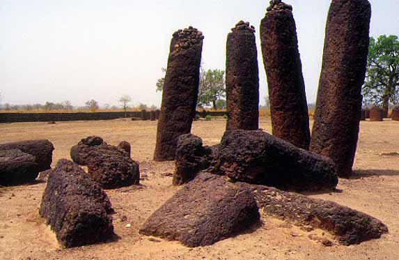 Cercle de pierres chez Wassu, la Gambie / Steencirkel bij Wassu, Gambia / Steinenkreis nahe Wassu, Gambien / anillo de piedras cerca de Wassu, Gambia