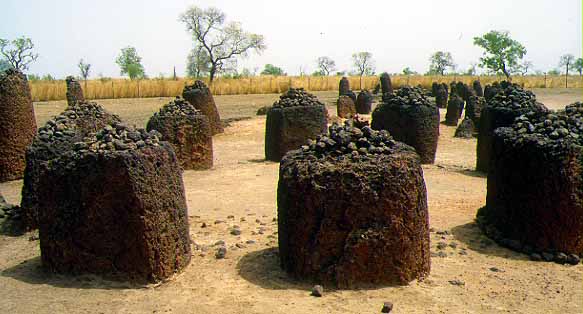 stone circle near Wassu, the Gambia / cercle de pierres chez Wassu / steencirkel bij Wassu / Steinenkreis bei Wassu / anillo de piedras cerca de Wassu