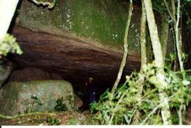 dolmen de Ro Grande do Sul, Brsil de 120 m / hunebed van Ro Grande do Sul, Brazili van 120 m / Dolmen von Ro Grande do Sul, Basilien, Gre 120 qm / dolmn de Ro Grande do Sul, Brasil, de 120 m